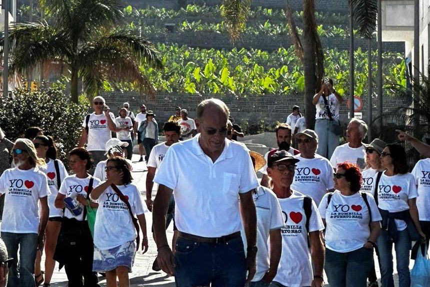 Vecinos de Puerto Naos y La Bombilla se concentran para “revindicar el derecho a acceder a las viviendas”