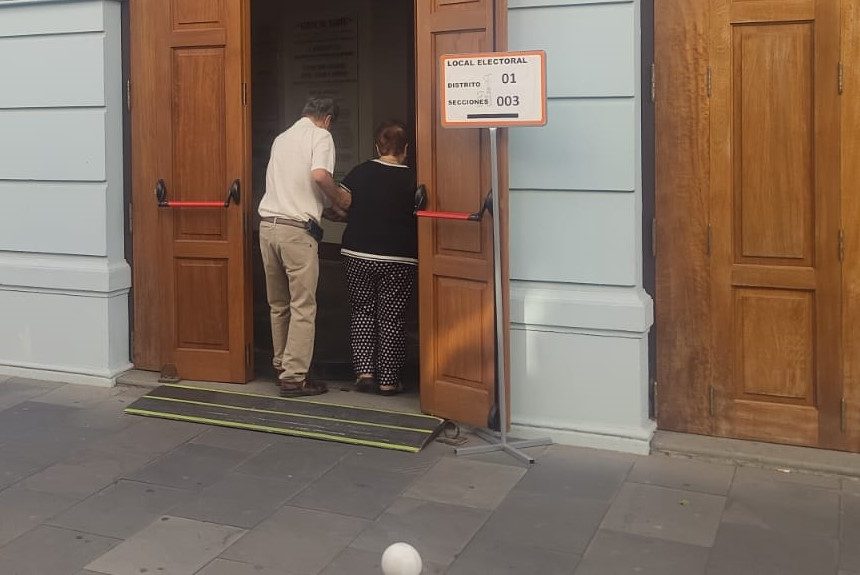 La participación aumenta en más de dos puntos en La Palma a las 13:00 horas