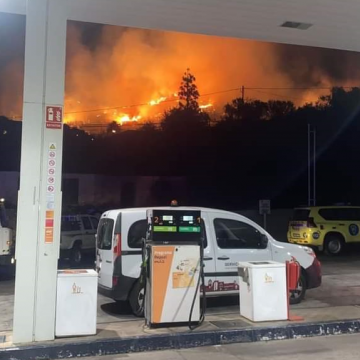 El incendio iniciado en El Pinar de Puntagorda obliga al desalojo de decenas de vecinos, afecta a varias viviendas y pasa a nivel 2