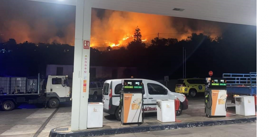 El incendio iniciado en El Pinar de Puntagorda obliga al desalojo de decenas de vecinos, afecta a varias viviendas y pasa a nivel 2