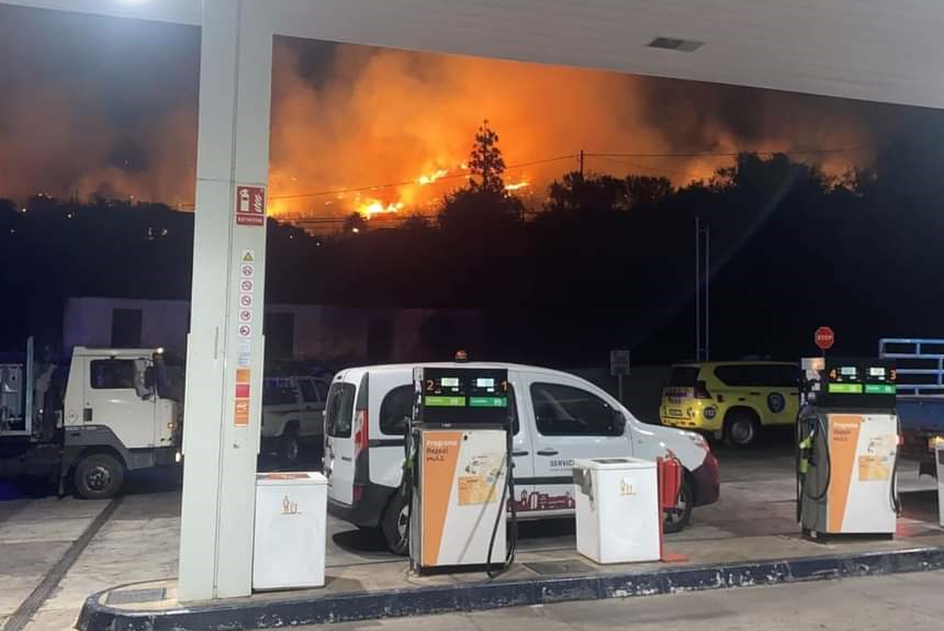 El incendio iniciado en El Pinar de Puntagorda obliga al desalojo de decenas de vecinos, afecta a varias viviendas y pasa a nivel 2
