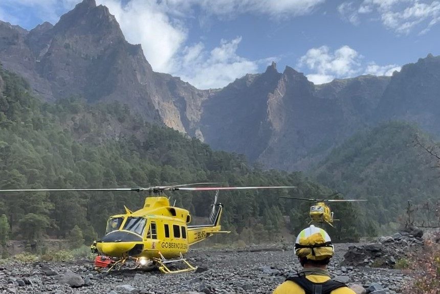 Cuatro medios aéreos seguirán en el día de hoy trabajando en las tareas de extinción del incendio