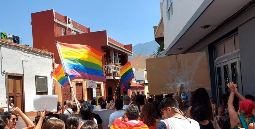 El PP exige a CC “disculpas” por una foto con un cartel en la manifestación del Orgullo y Ángeles Fernández pone “a disposición” sus actas