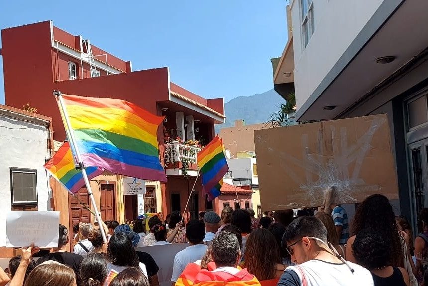 El PP exige a CC “disculpas” por una foto con un cartel en la manifestación del Orgullo y Ángeles Fernández pone “a disposición” sus actas