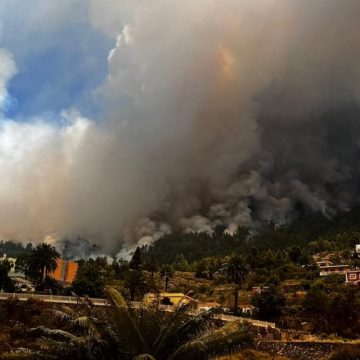 El incendio arrasa más de 2.000 hectáreas y obliga a desalojar El Pueblo de Tijarafe