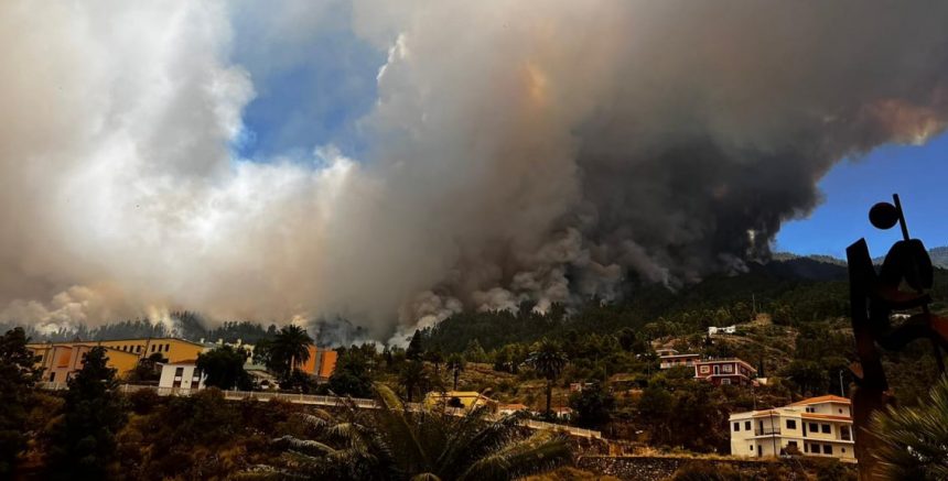 El incendio arrasa más de 2.000 hectáreas y obliga a desalojar El Pueblo de Tijarafe