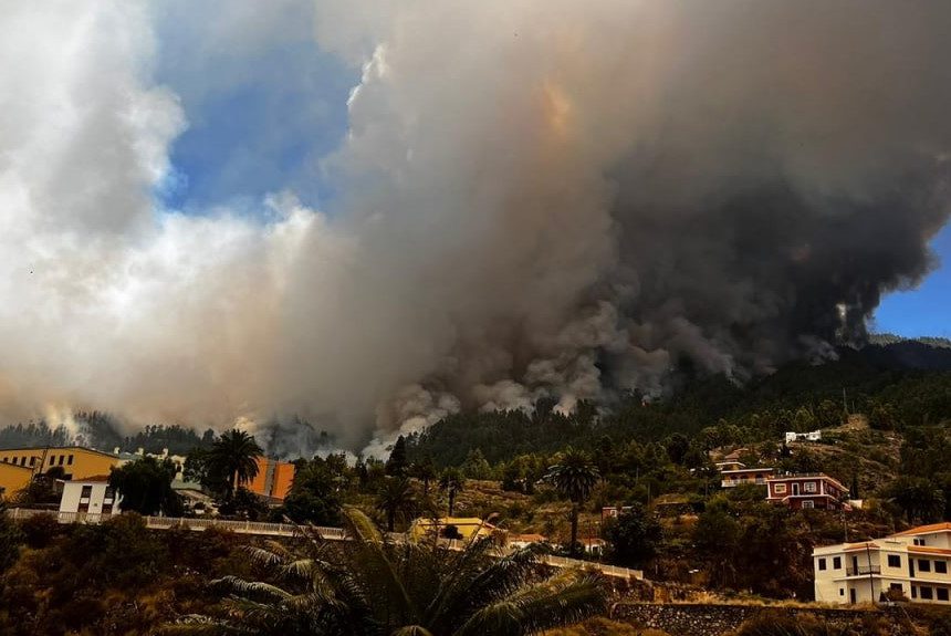El incendio arrasa más de 2.000 hectáreas y obliga a desalojar El Pueblo de Tijarafe