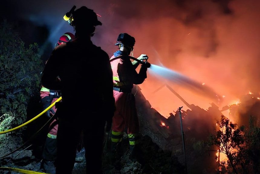 El avance de las llamas se ralentiza durante la noche por la bajada de las temperaturas y de la humedad