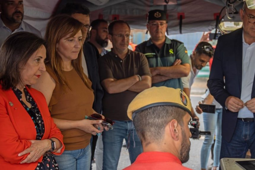 La ministra Margarita Robles visita las zonas afectadas por el incendio forestal