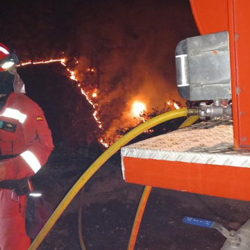 Los esfuerzos para la extinción del incendio se centran en la Cruz del Llano en Tijarafe y en la Caldera de Taburiente