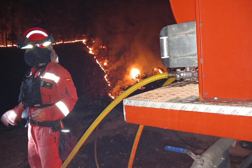 Los esfuerzos para la extinción del incendio se centran en la Cruz del Llano en Tijarafe y en la Caldera de Taburiente