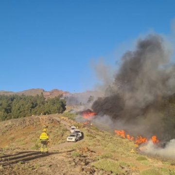 Los medios aéreos intentan contener el avance de las llamas en la Caldera de Taburiente