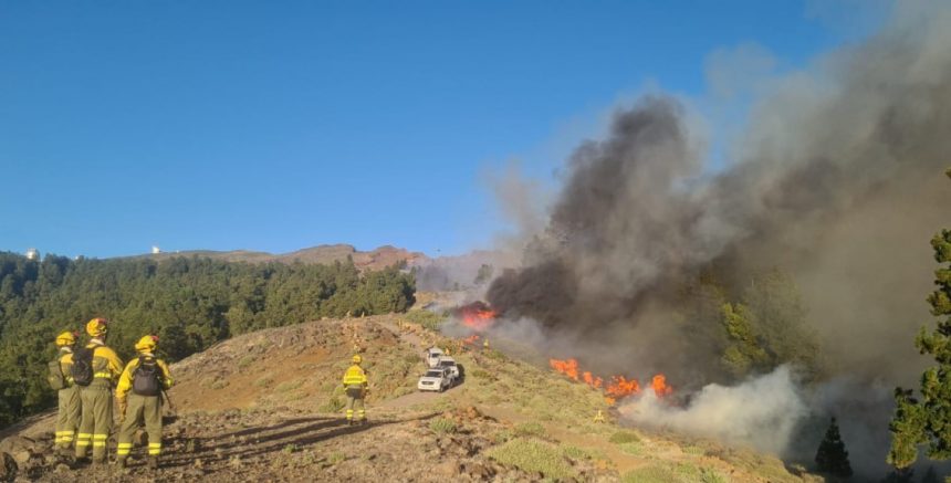 Los medios aéreos intentan contener el avance de las llamas en la Caldera de Taburiente