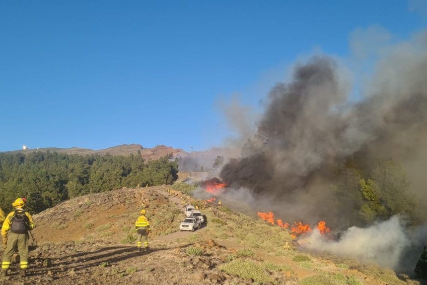 Los medios aéreos intentan contener el avance de las llamas en la Caldera de Taburiente