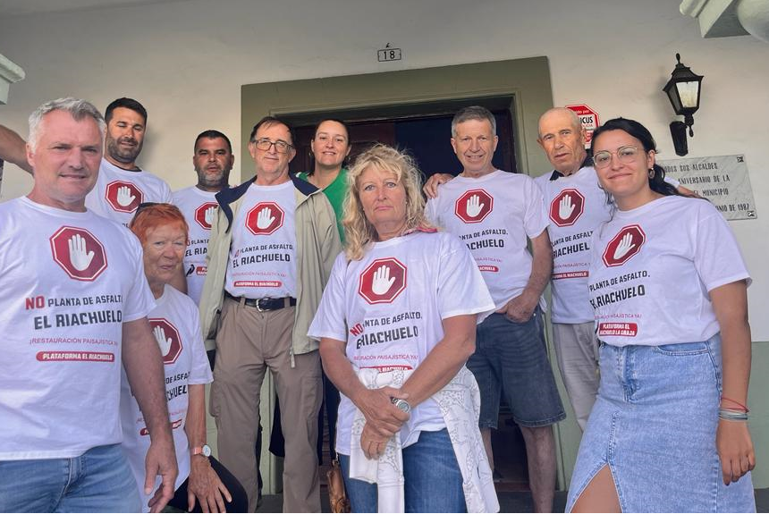 Presentan más de 2.000 firmas para denunciar “el atentado medioambiental de El Riachuelo” y rechazar la instalación de una planta de asfalto