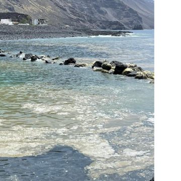 Desaconsejan el baño en las playas de El Remo y Charco Verde por la aparición de microalgas