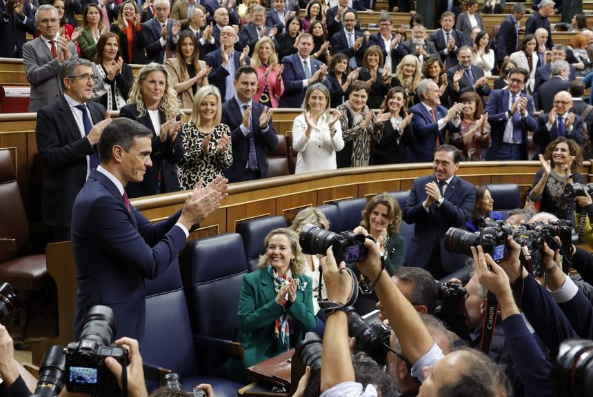 Pedro Sánchez, investido como presidente del Gobierno por mayoría absoluta en el Congreso
