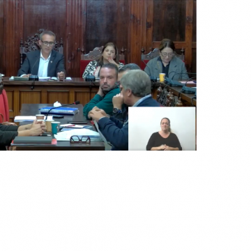 La ex alcaldesa García Leal rompe durante el pleno el folio con una respuesta por escrito que le había entregado el alcalde Javier Llamas