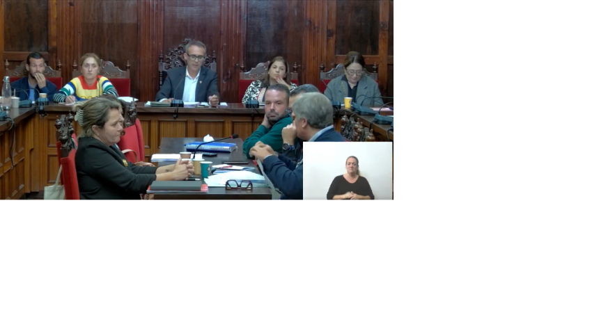 La ex alcaldesa García Leal rompe durante el pleno el folio con una respuesta por escrito que le había entregado el alcalde Javier Llamas