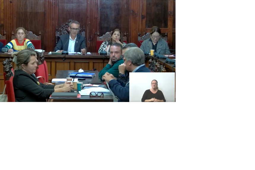 FORMATO FOLIO ROTO PLENO AYTO LOS LLANOS La ex alcaldesa García Leal rompe durante el pleno el folio con una respuesta por escrito que le había entregado el alcalde Javier Llamas