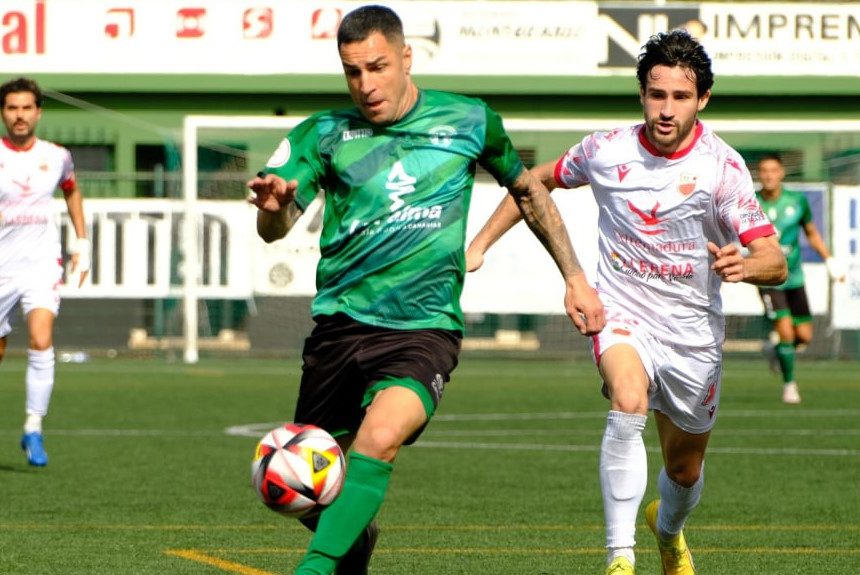 FORMATO ARMICHE ORTEGA Un nuevo triunfo coloca al Atlético Paso en el tercer puesto de la Segunda Federación