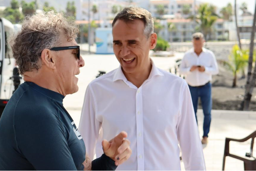 FORMATO PLAYA PUERTO NAOS FRANCISCO Y JAVIER LLAMAS Solo tres bañistas se acercaron a la playa de Puerto Naos en el día de su reapertura parcial