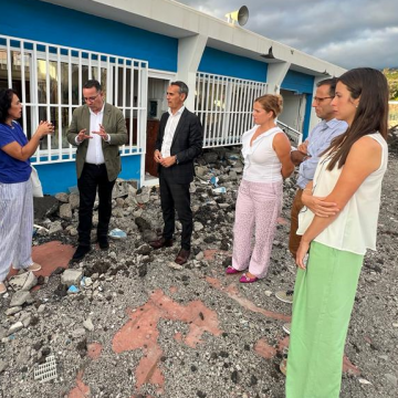 Familias y vecinos comienzan a recoger firmas para la reconstrucción del Colegio de La Laguna