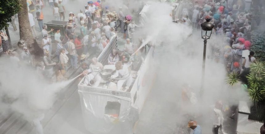 Miles de personas celebran con la Gran Polvacera el día grande del Carnaval de Los Llanos de Aridane