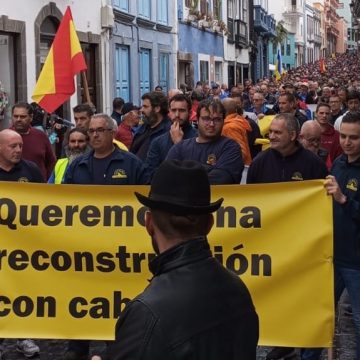Cientos de agricultores se manifiestan en Santa Cruz de La Palma reclamando dejar de vender a pérdidas
