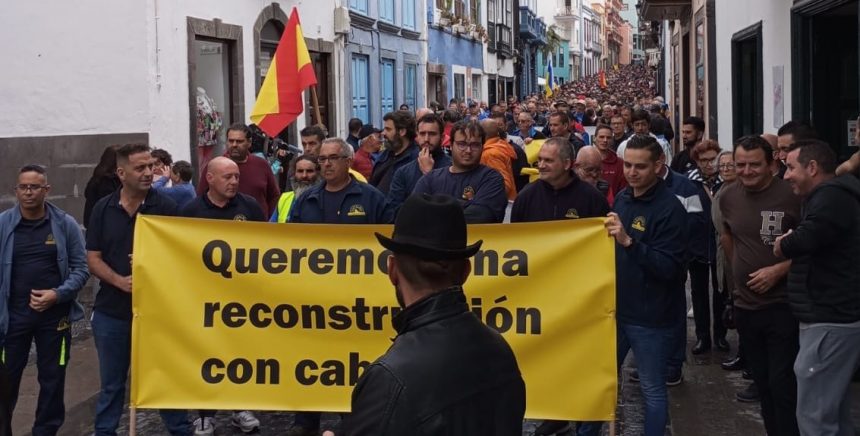 Cientos de agricultores se manifiestan en Santa Cruz de La Palma reclamando dejar de vender a pérdidas