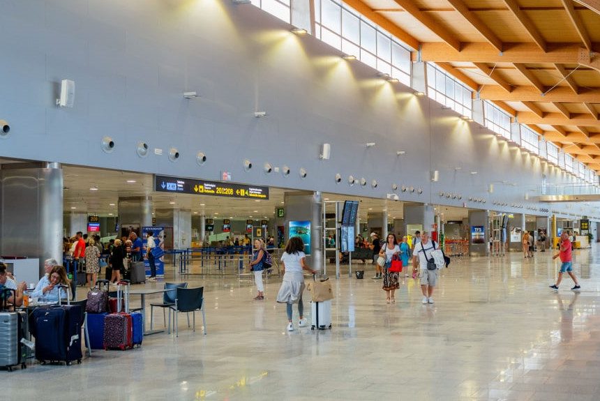 Estudian introducir una tarifa “más ventajosa” para los turistas no residentes que vuelen entre Tenerife Sur y La Palma