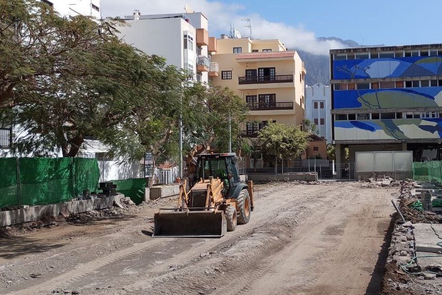 FORMATO PARQUE LLANO ALFEREZ El PSOE denuncia la adjudicación de la reforma de un parque infantil a “un familiar directo” del Gobierno en Los Llanos por casi 350.000 euros.