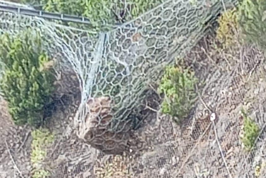 Las mallas instaladas en la carretera de Gallegos evitan que una roca de grandes dimensiones provoque daños en la vía
