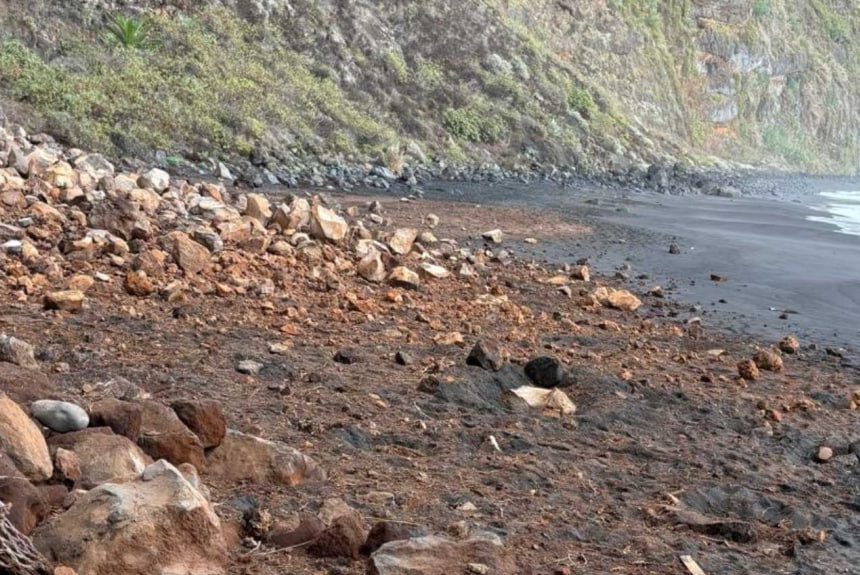 La playa de Nogales en Puntallana cerrada “hasta nuevo aviso” por un desprendimiento