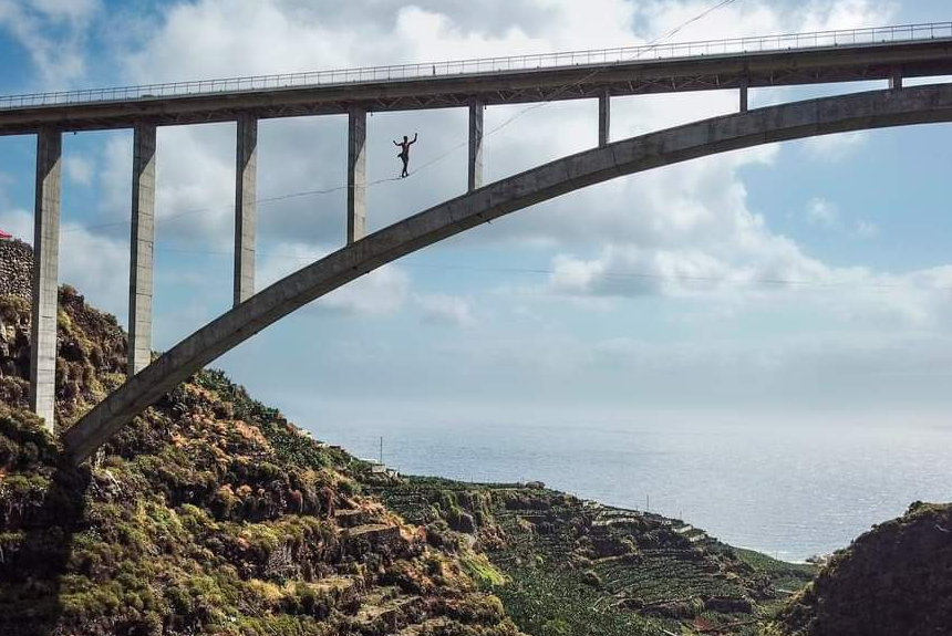 Atravesar un barranco a 120 metros de altura sobre una cinta