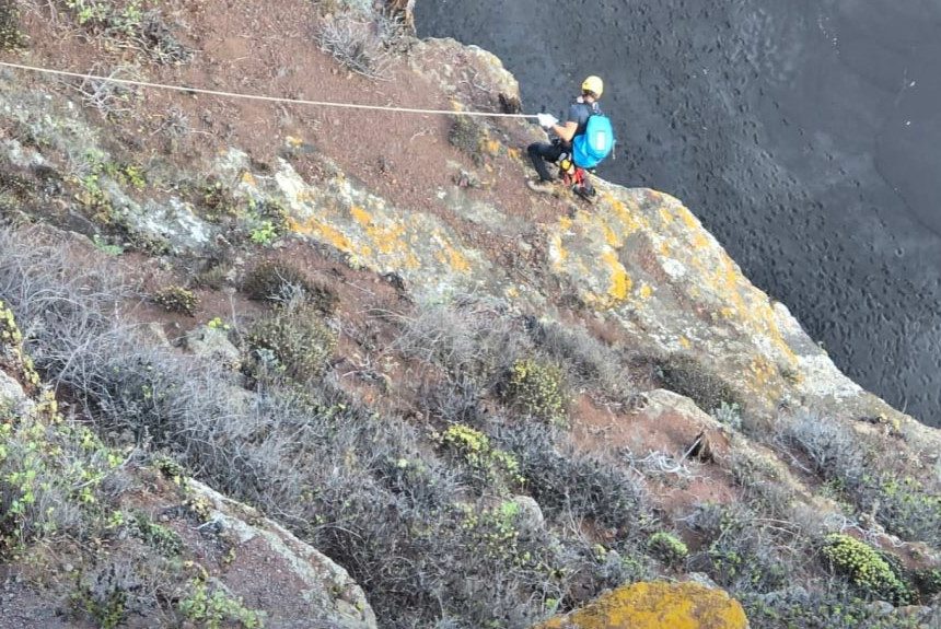 Reabre la playa de Nogales en Puntallana tras la limpieza del talud afectado por un desprendimiento