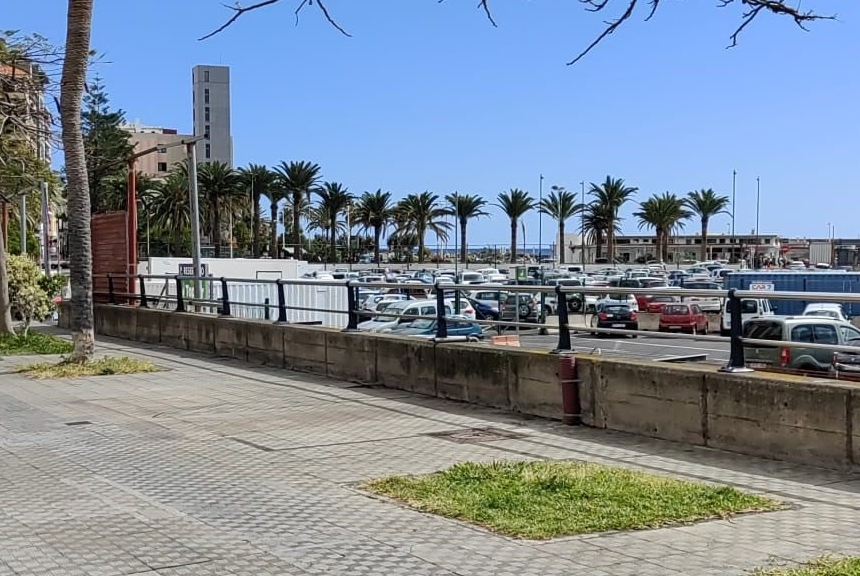 Los malos olores en la Avenida de Los Indianos de Santa Cruz continuarán hasta que no se reforme la vía