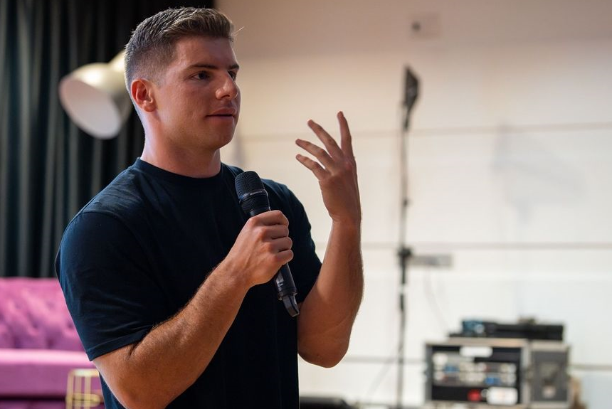 El influencer contratado para un evento de juventud denuncia la situación de las casas contenedor y carga contra los impuestos y el colectivo LGTBI