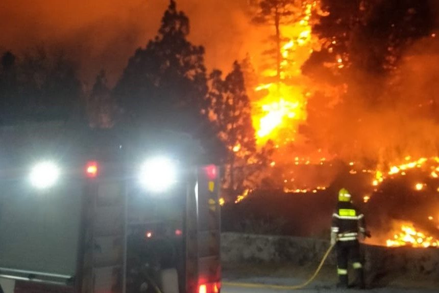El Ayuntamiento de El Paso insta a los vecinos a “desalojar momentáneamente” las viviendas ubicadas en la carretera de Valencia
