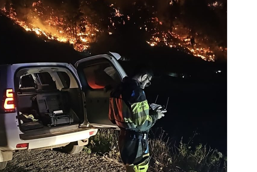 Un dispositivo formado por 80 personas trabaja durante la noche para controlar el conato de incendio forestal declarado en El Paso