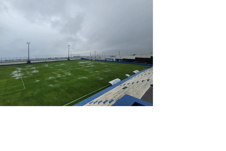 Un partido de fútbol suspendido, el corte temporal de un carril y alcantarillas desbordadas, entre las incidencias que dejó la lluvia