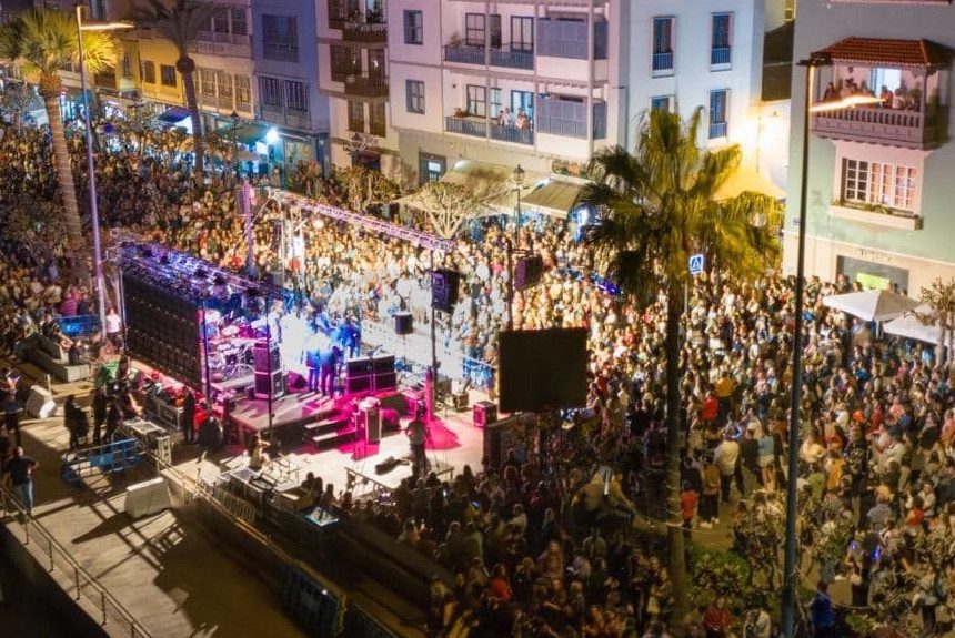 FORMATO INAUGURACION ALUMBRADO NAVIDAD SPC El Ayuntamiento de Santa Cruz de La Palma recibió el alumbrado navideño antes de haberlo contratado