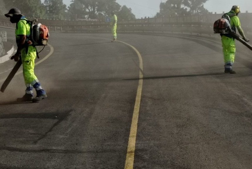 RETIRADA CENIZAS DURANTE EL VOLCAN Ceniza volcánica para el pavimiento de carreteras, la fabricación de cemento o la regeneración de playas