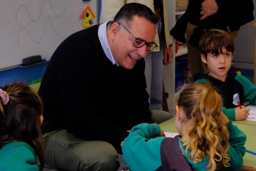 El consejero de Educación alerta sobre la negativa de “muchas familias” a regresar al colegio de Puerto Naos por “falta de información”