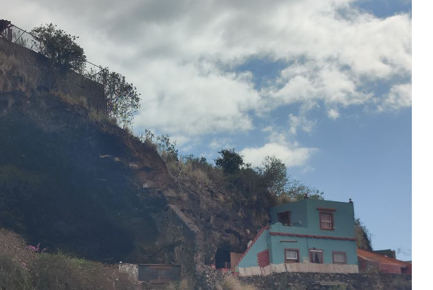 CUEVA CARIAS SANTA CRUZ DE LA PALMA Una portada colocada por un vecino corta el paso a la Cueva Carías en Santa Cruz de La Palma