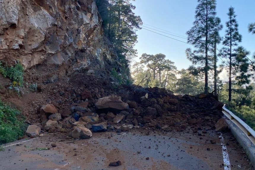 FORMATO DESPRENDIMIENTO IZCAGUA Un desprendimiento obliga a cortes de tráfico en la LP-1 a la altura del Barranco de Izcagua, entre Puntagorda y Garafía