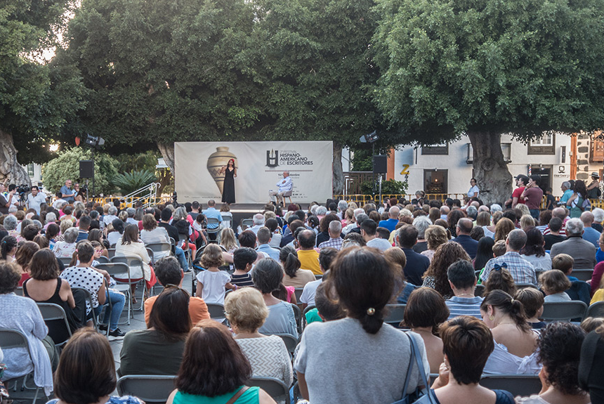 Cuando Vargas Llosa llenó la Plaza de España de Los Llanos invitando a leer