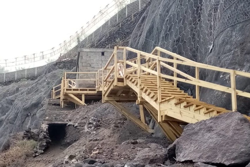 FORMATO ZAMORA GRANDE FUENCALIENTE Una caseta en ruinas mantiene cerrada desde hace un año la playa de la Zamora Grande en Fuencaliente