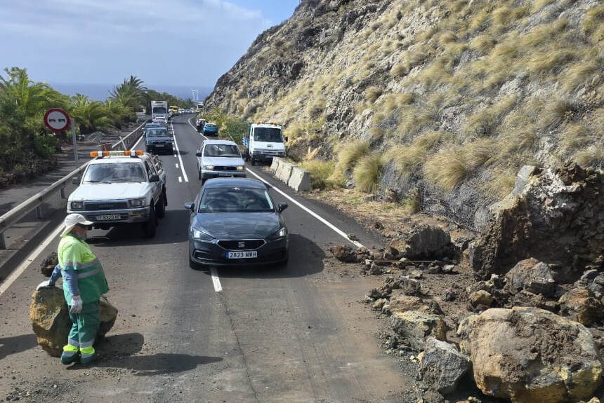 La LP-5, la carretera del aeropuerto, con circulación restringida por un desprendimiento
