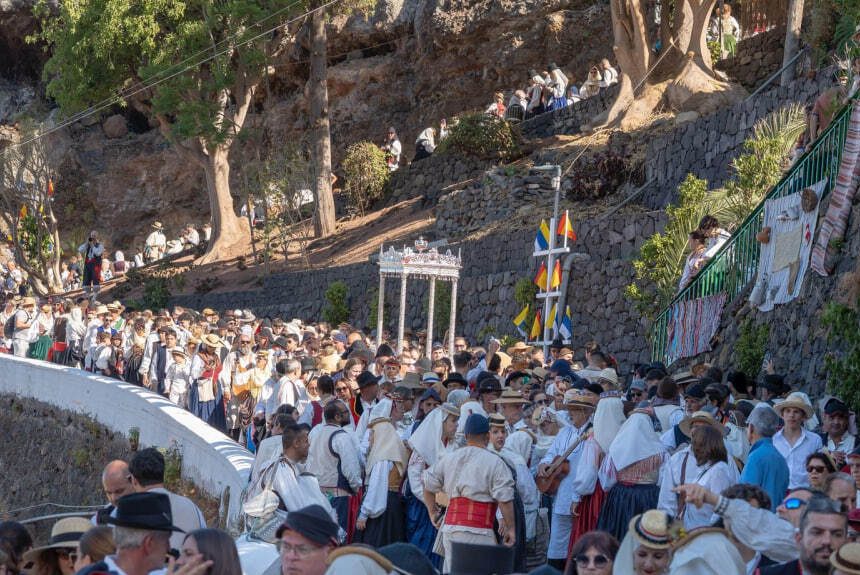 Miles de personas participaron en la Romería de la Bajada del Trono de la Virgen de Las Nieves